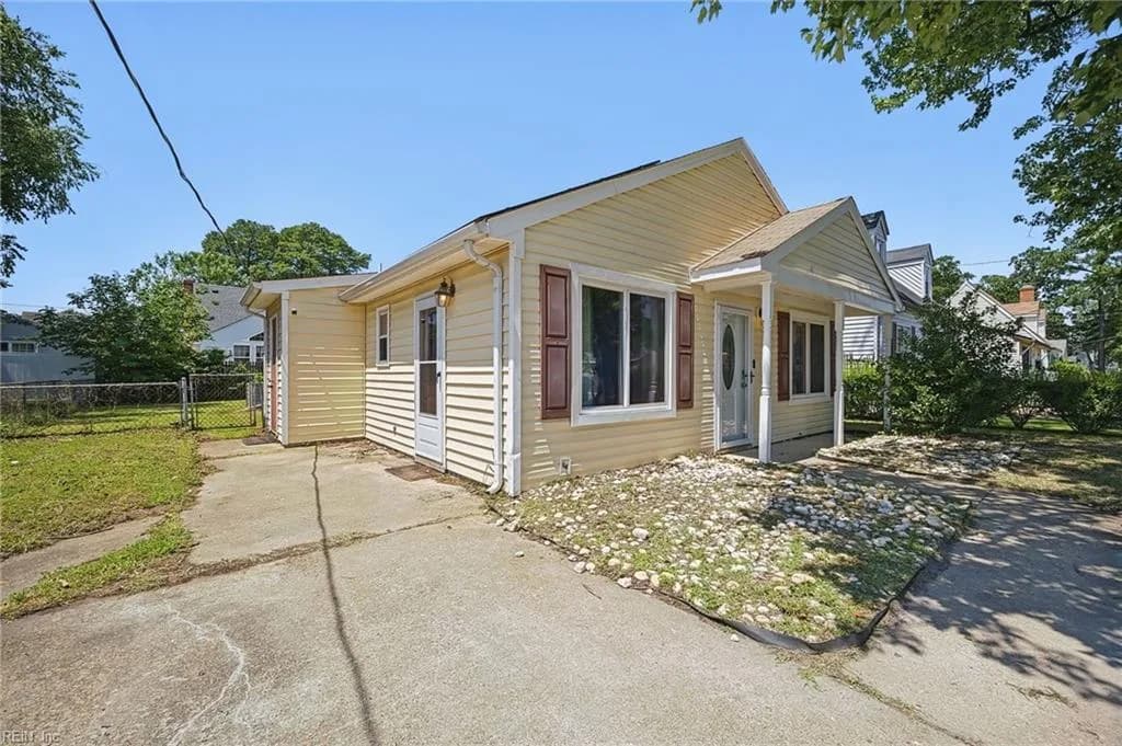 1817 Sparrow RD, CHESAPEAKE VA 23320 - Photo 2