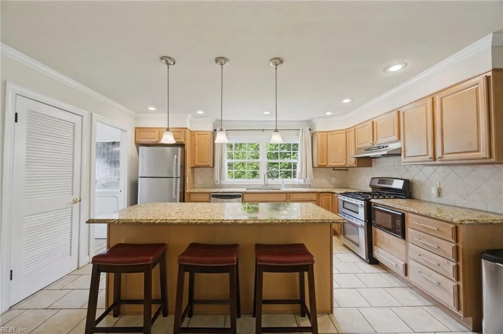 404 W Woodland DR, YORKTOWN VA 23692 thumb 6