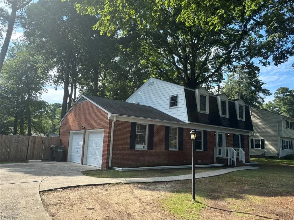 305 W Woodland DR, YORKTOWN VA 23692 - Photo 2