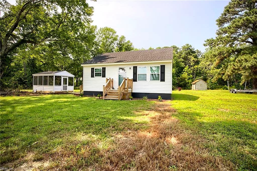 1949 Greys Point RD, TOPPING VA 23169 - Main photo