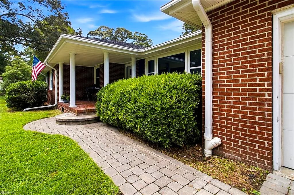 208 Woodford DR, CHESAPEAKE VA 23322 - Photo 4