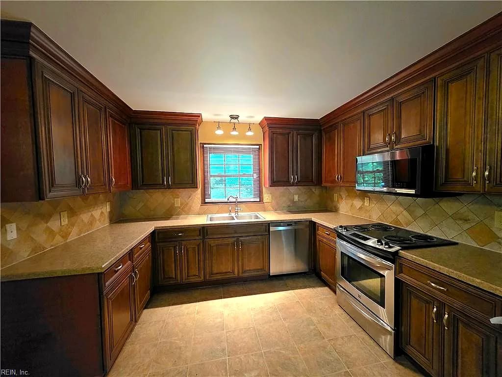 409 Rosewood LN, YORKTOWN VA 23692 thumb 11