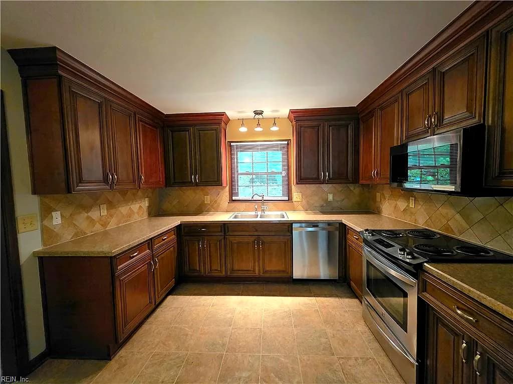 409 Rosewood LN, YORKTOWN VA 23692 thumb 12