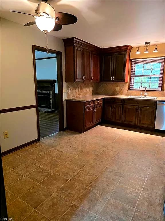 409 Rosewood LN, YORKTOWN VA 23692 thumb 10