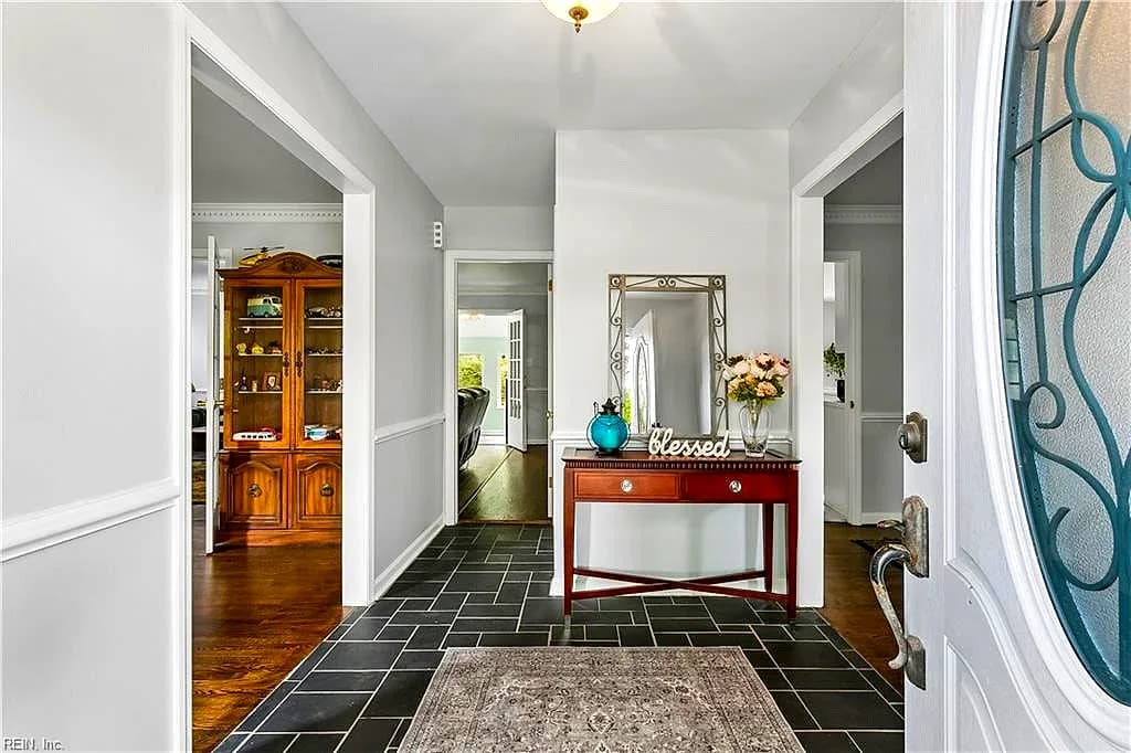 21 E Governor DR, NEWPORT NEWS VA 23602 - Photo 5