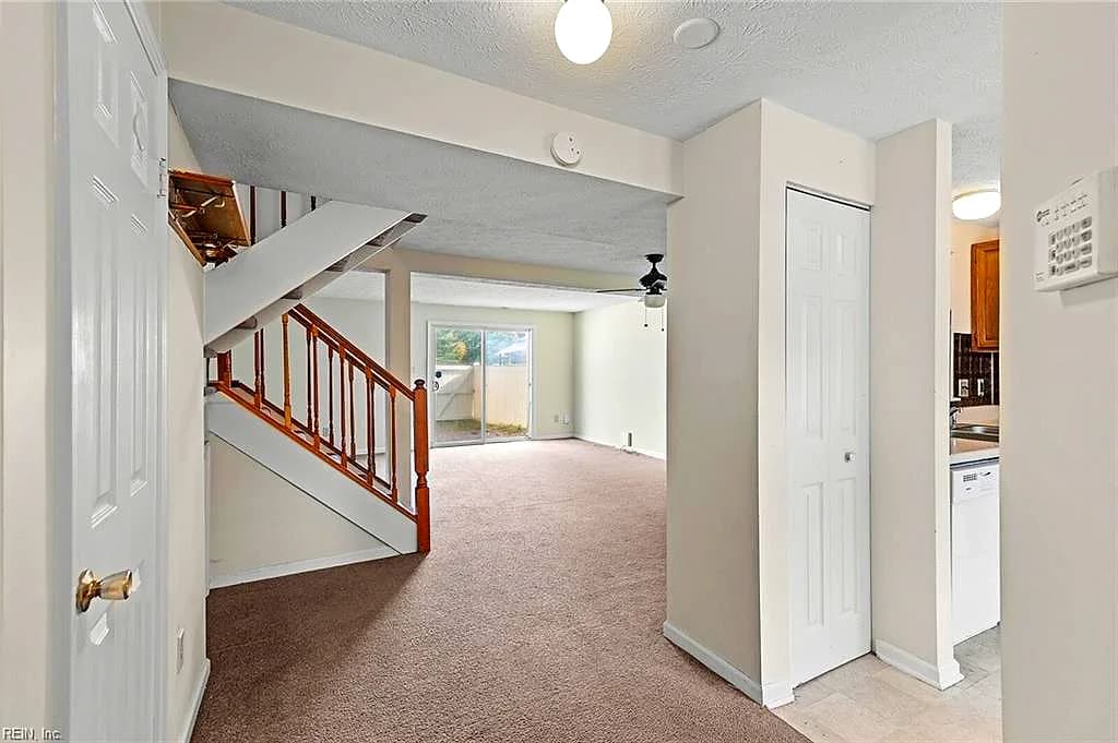 528 Chanticlar CT, NEWPORTNEWS VA 23608 - Photo 3