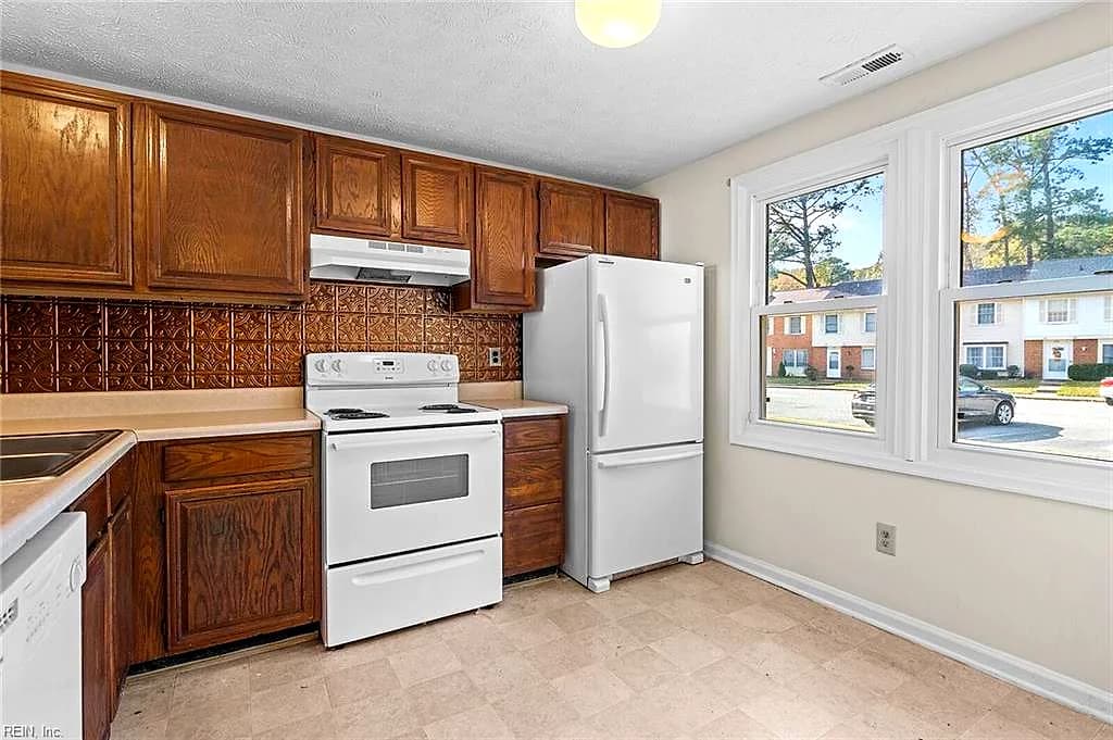 528 Chanticlar CT, NEWPORTNEWS VA 23608 - Photo 5