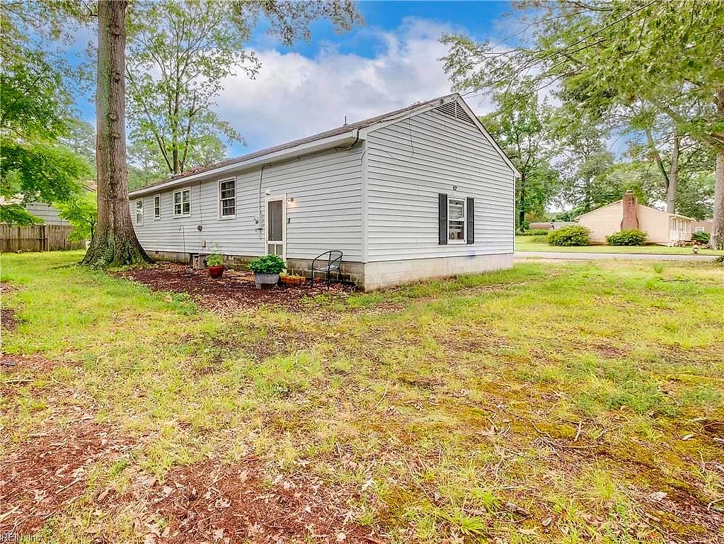 208 Collins DR, NEWPORT NEWS VA 23601 - Photo 4
