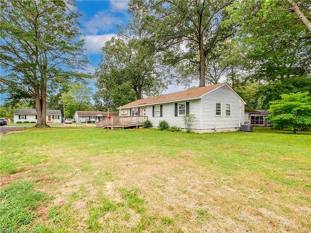 208 Collins DR, NEWPORT NEWS VA 23601 - Photo 5