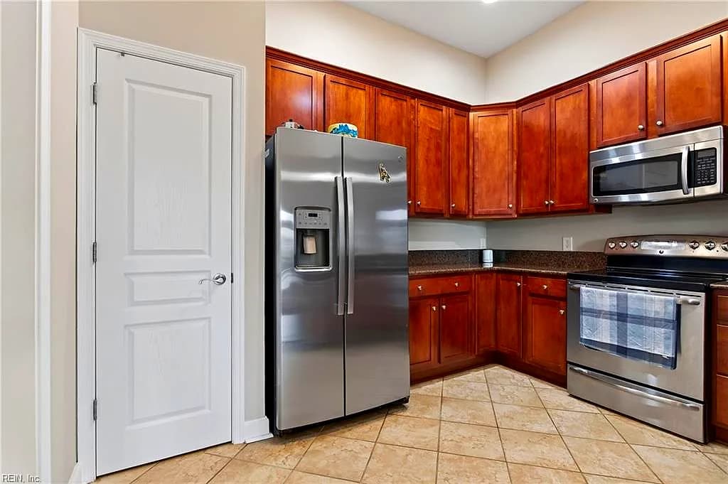 670 Town Center DR #404, NEWPORT NEWS VA 23606 - Photo 5