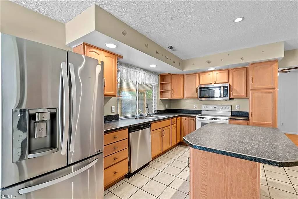 904 Scarlet Oak CT N, CHESAPEAKE VA 23320 - Photo 4