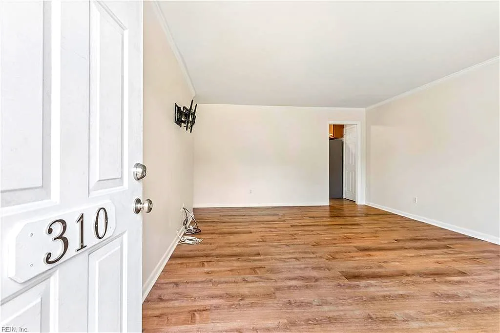 310 Kostel CT, HAMPTON VA 23669 - Photo 4