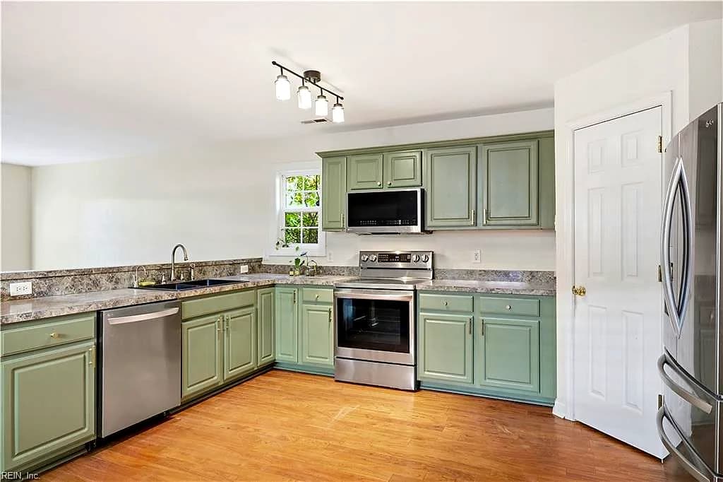 2130 Lockard AVE, CHESAPEAKE VA 23320 - Photo 4