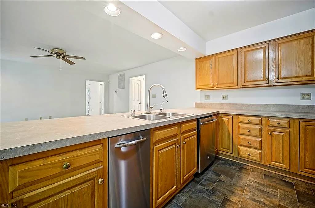 1837 Benefit RD, CHESAPEAKE VA 23322 - Photo 4