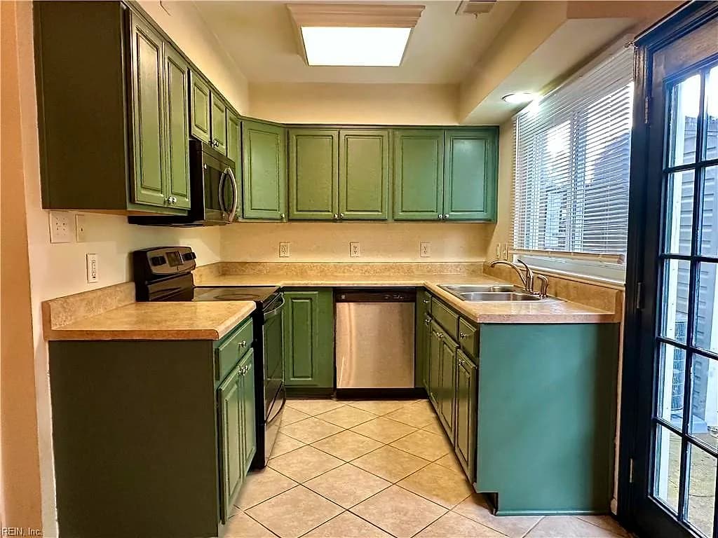 3412 Crimson Holly CT, VIRGINIA BEACH VA 23453 - Photo 3