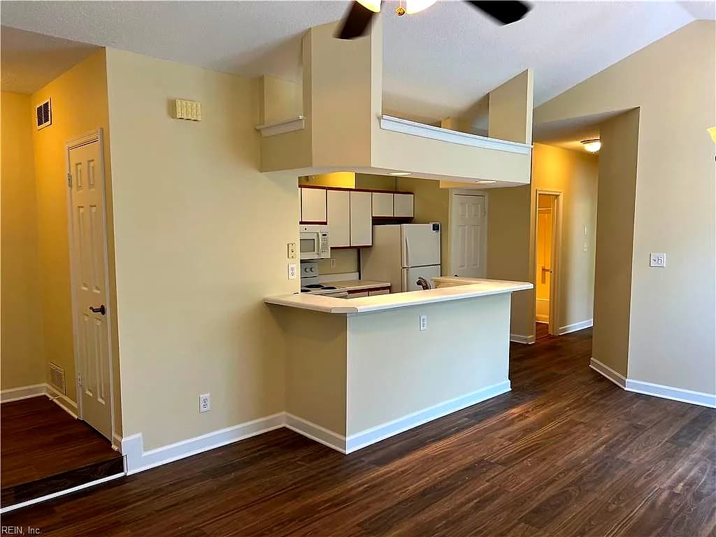 3201 Jade CT #304, VIRGINIA BEACH VA 23451 - Photo 4