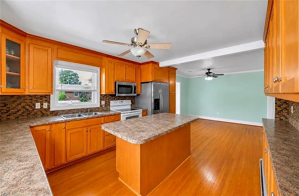 409 Shoreline DR, HAMPTON VA 23669 - Photo 4