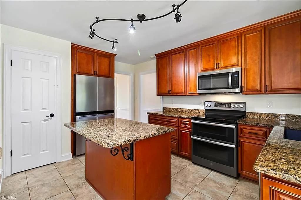 711 Waterstock CT, CHESAPEAKE VA 23322 - Photo 3