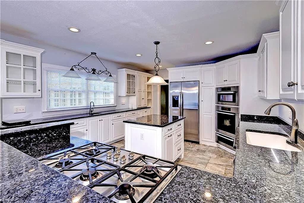 812 Riverside DR, NEWPORT NEWS VA 23606 - Photo 4