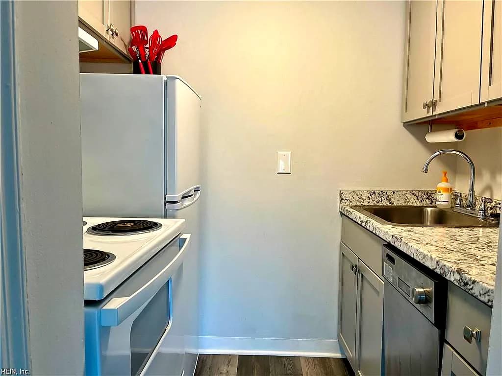 204 Pacific DR, HAMPTON VA 23666 - Photo 4