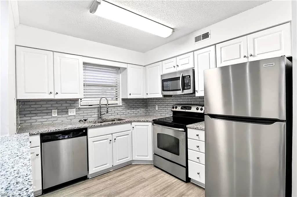 149 Windsor Castle DR #E, NEWPORT NEWS VA 23608 - Photo 3