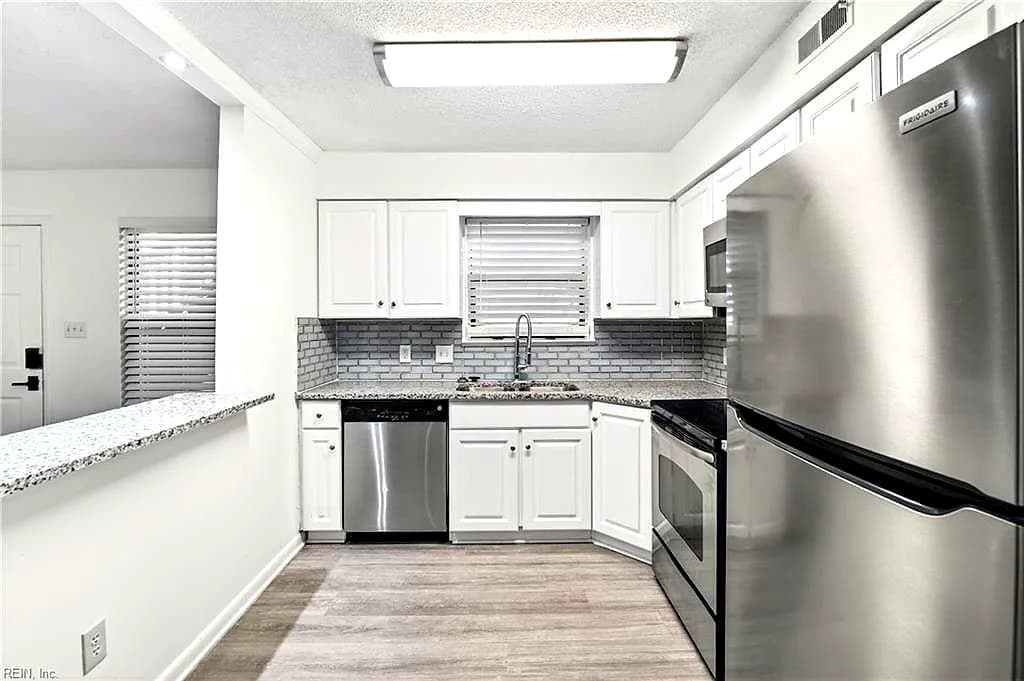 149 Windsor Castle DR #E, NEWPORT NEWS VA 23608 - Photo 4