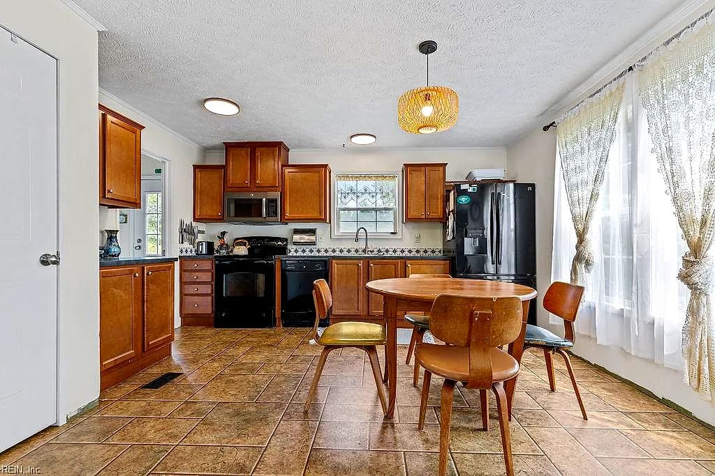 402 E Main ST, WAKEFIELD VA 23888 thumb 8