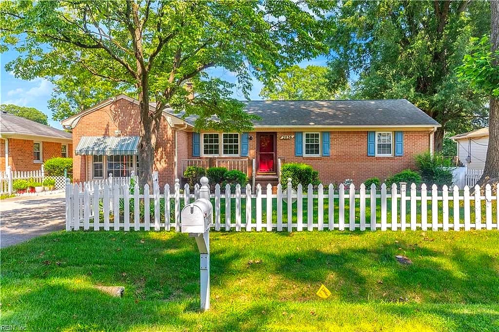 2036 English AVE, CHESAPEAKE VA 23320 - Main photo