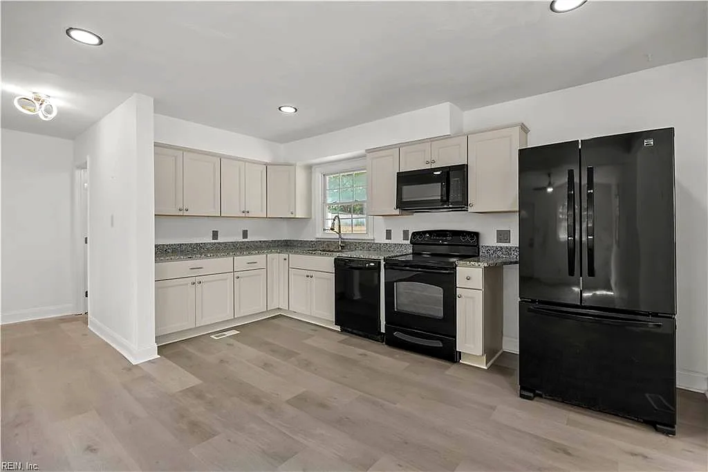 8239 Redwood CIR, NORFOLK VA 23518 thumb 8