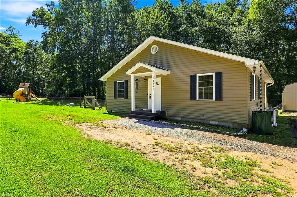 10664 Magnet DR, SMITHFIELD VA 23430 - Photo 4