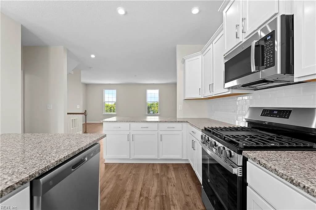 186 Freeman DR, HAMPTON VA 23666 - Photo 5