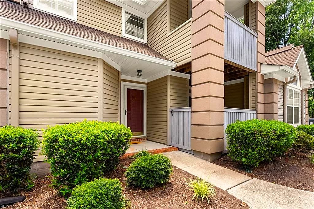 315 Gainsborough SQ, CHESAPEAKE VA 23320 - Photo 4