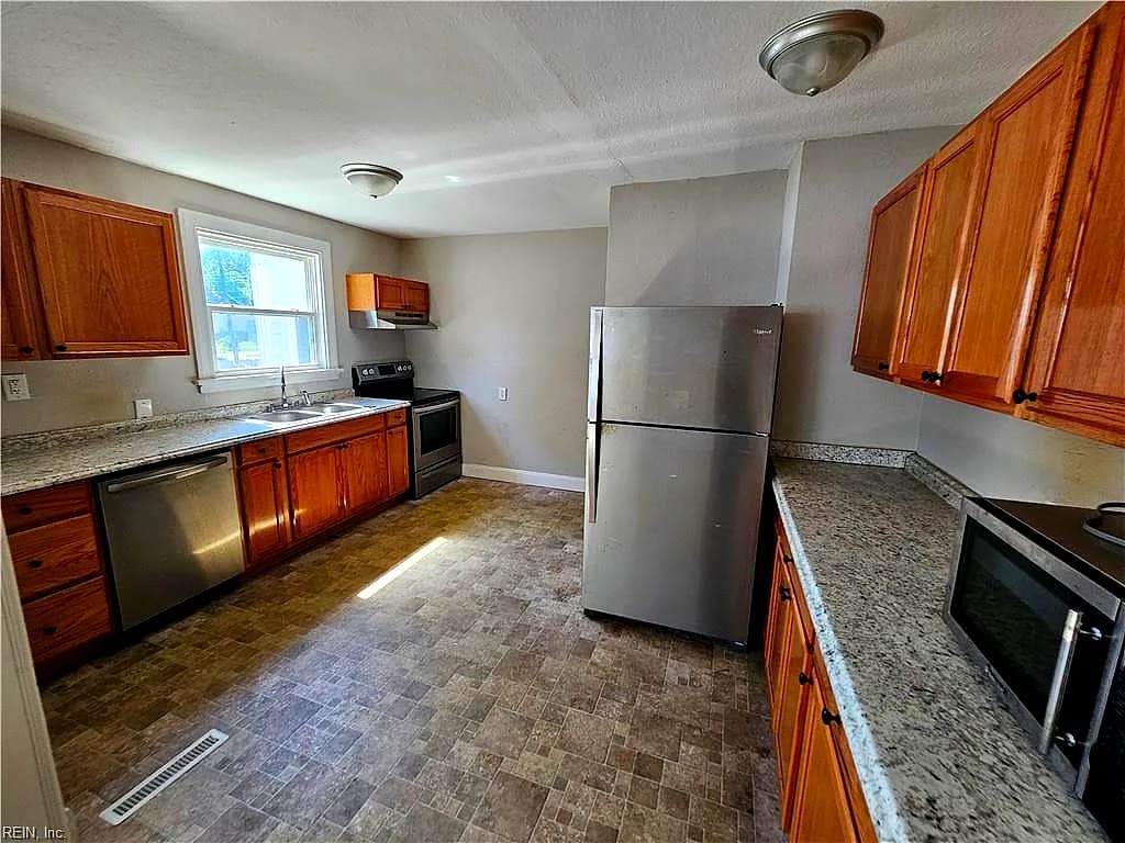 8 Fairview CIR S, PORTSMOUTH VA 23702 - Photo 3