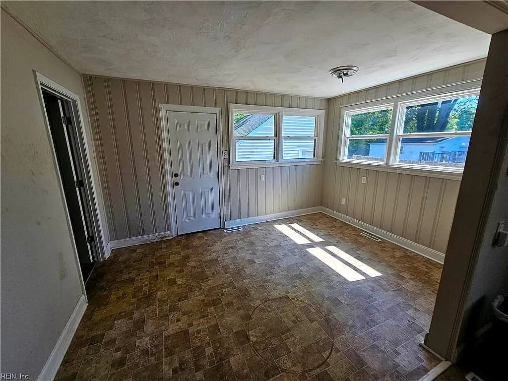 8 Fairview CIR S, PORTSMOUTH VA 23702 - Photo 5