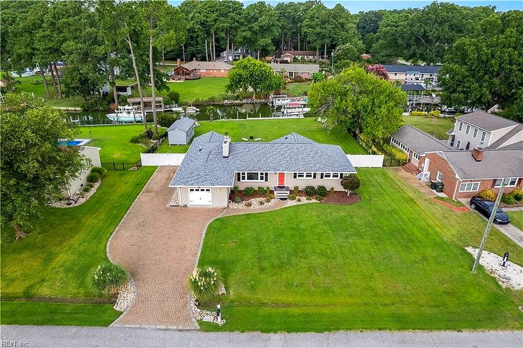 206 Raymond DR, SEAFORD VA 23696 - Photo 3