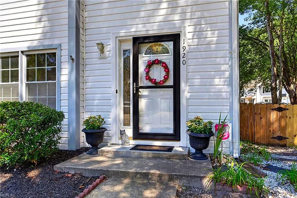1920 Devonwood CMN, CHESAPEAKE VA 23320 - Photo 3