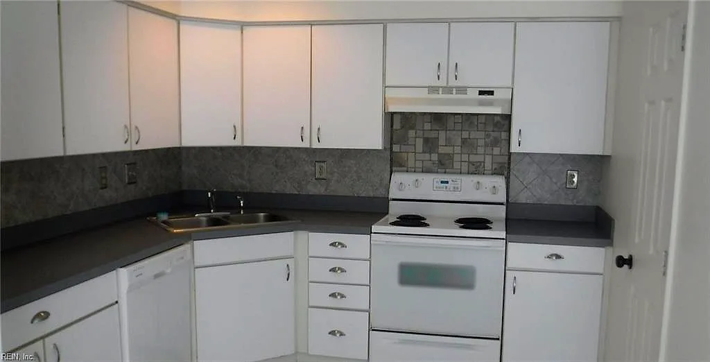 423 Seahorse RN, CHESAPEAKE VA 23320 - Photo 5