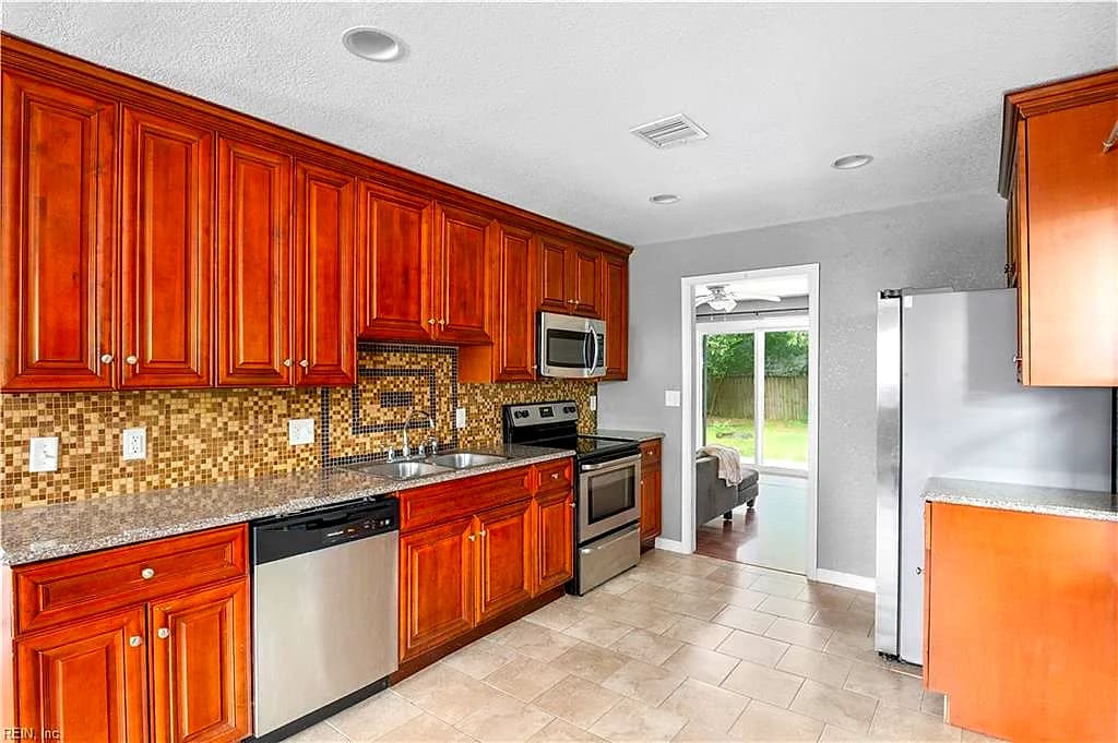 2502 Livesay RD, CHESAPEAKE VA 23323 thumb 8