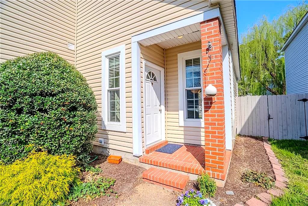 2157 Marina Shores DR, VIRGINIA BEACH VA 23451 - Photo 4