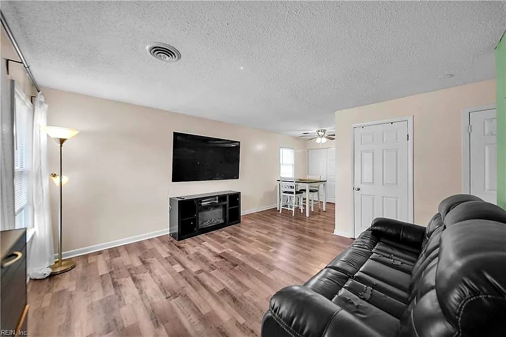 1935 N Lakeland DR, NORFOLK VA 23518 - Photo 4