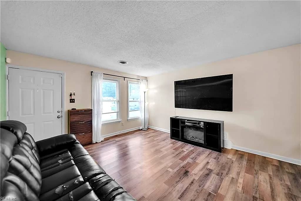 1935 N Lakeland DR, NORFOLK VA 23518 - Photo 5