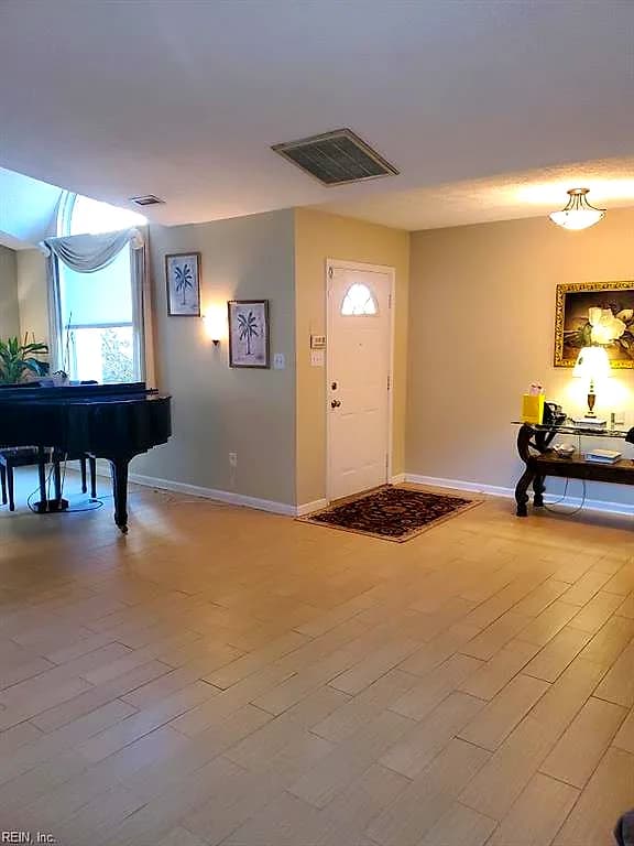 425 Truxtun CT, NEWPORT NEWS VA 23608 - Photo 3