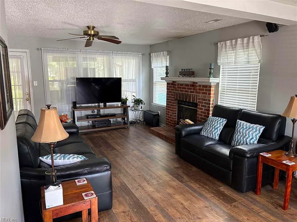 924 Whisper Hollow DR, CHESAPEAKE VA 23322 - Photo 4