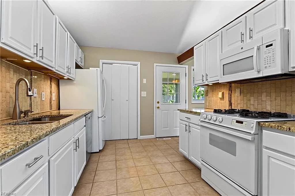 2624 Powell CIR, CHESAPEAKE VA 23323 - Photo 4