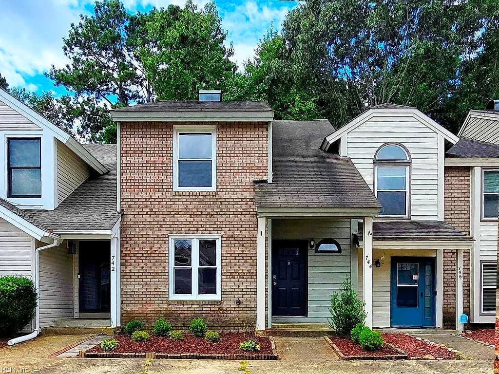744 S Lake CIR, CHESAPEAKE VA 23322 - Photo 2