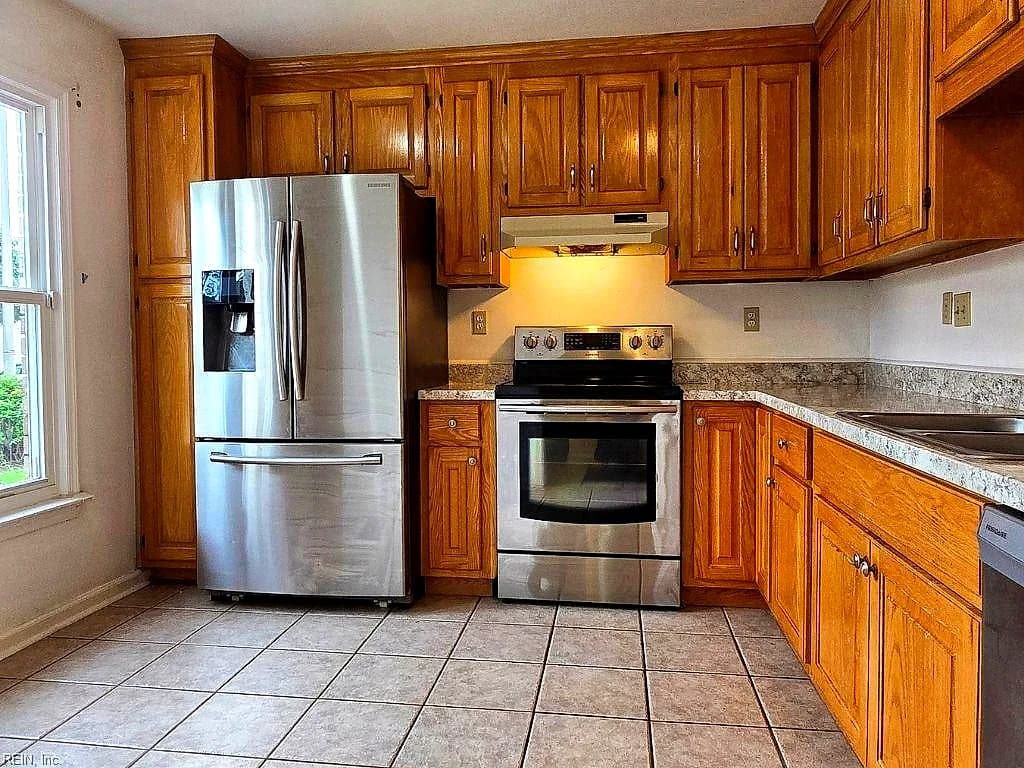 744 S Lake CIR, CHESAPEAKE VA 23322 - Photo 4