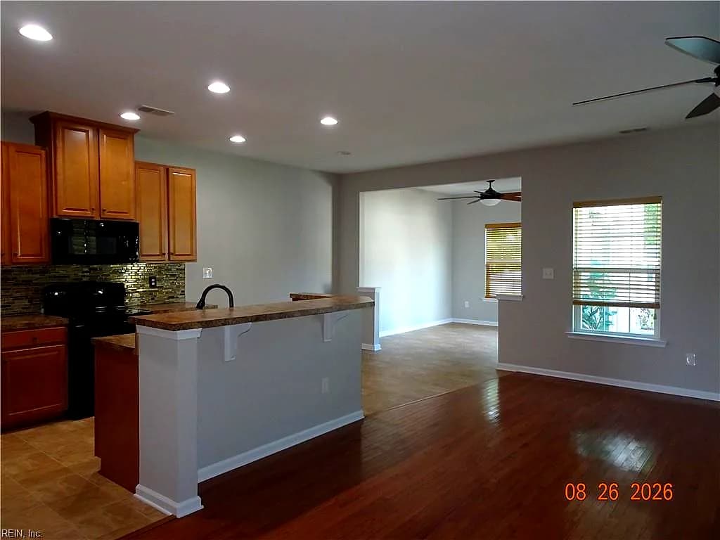 296 Concord DR, HAMPTON VA 23666 - Photo 4