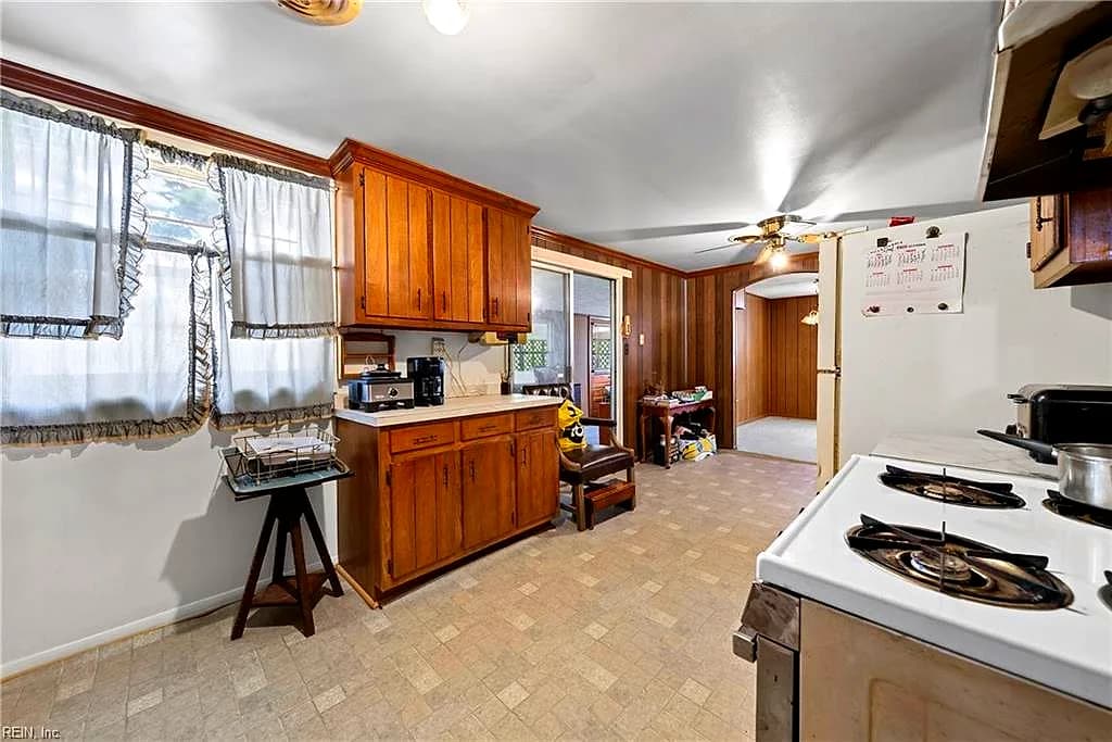 1948 Beall DR, HAMPTON VA 23663 - Photo 5