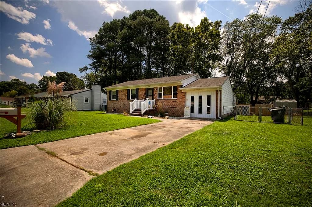 220 Larissa DR, NEWPORT NEWS VA 23601 - Main photo