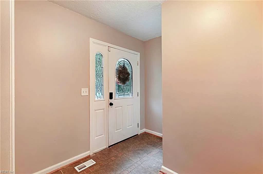 8174 Lord Fairfax CIR, GLOUCESTER VA 23061 - Photo 4